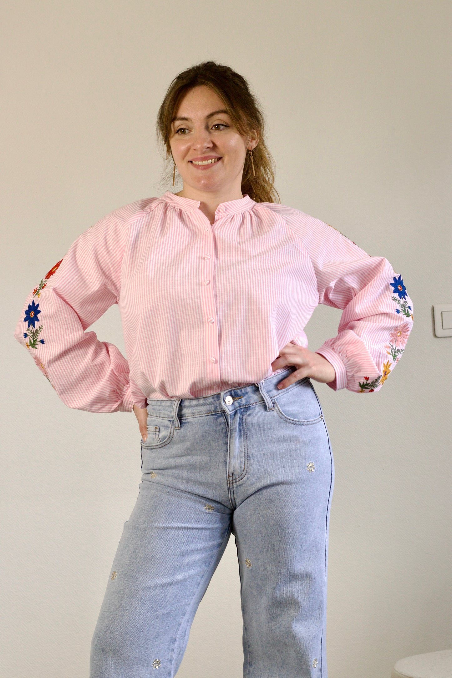 Blouse à broderies florales rose clair Marina