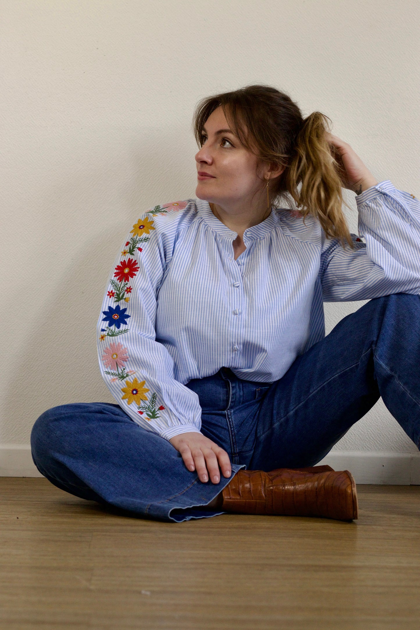 Blouse à broderies florales bleu clair Marina