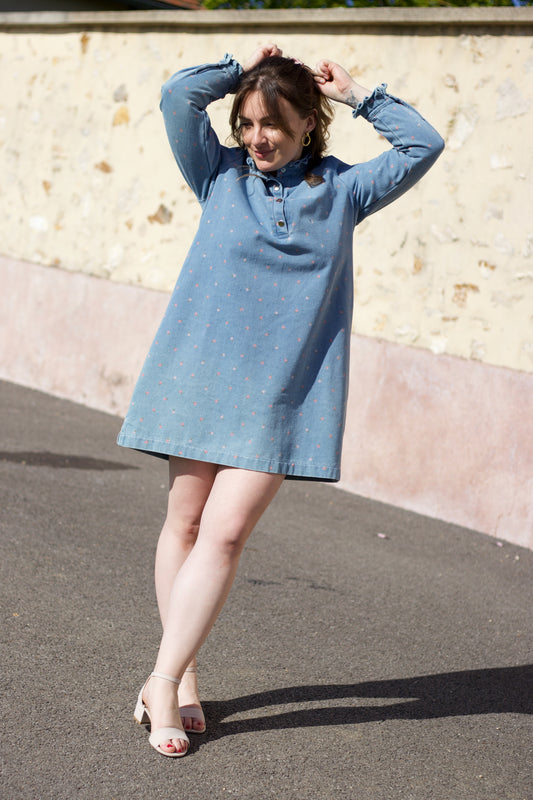 Robe en jean clair à col Victorien motifs fleuris et détails festonnés Nova