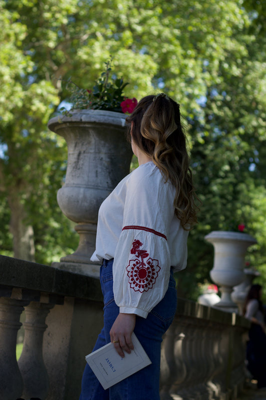 Blouse à broderies rouges Linda