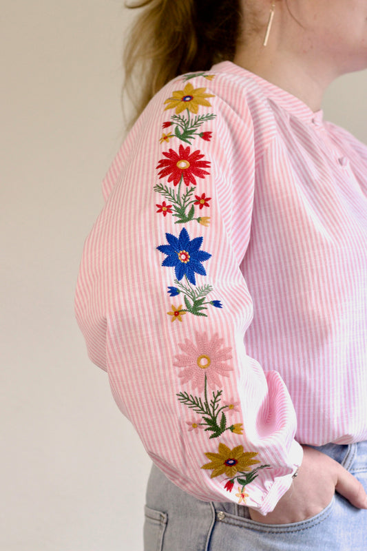 Blouse à broderies florales rose clair Marina