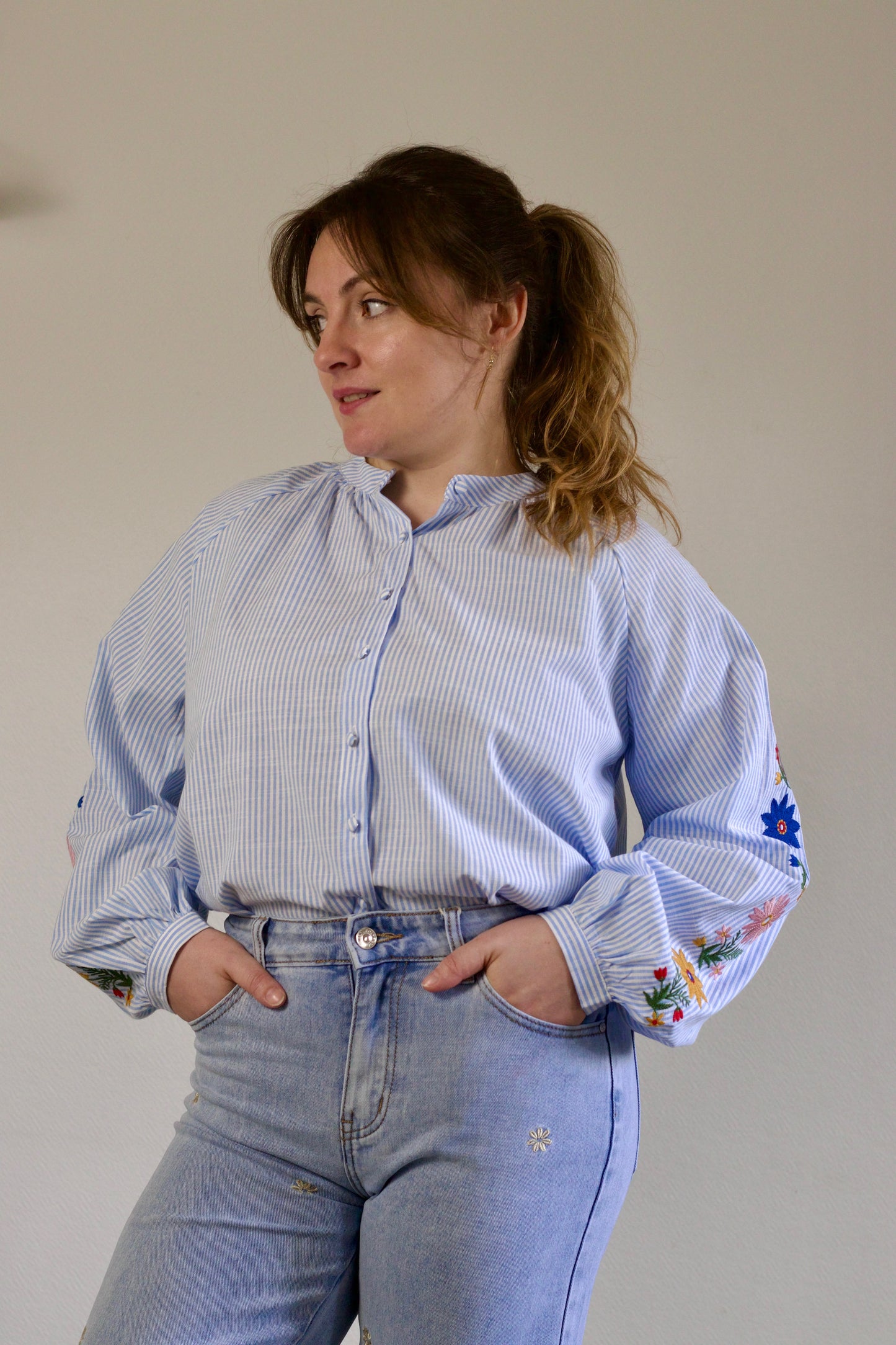 Blouse à broderies florales bleu clair Marina