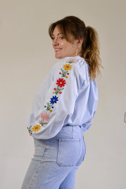 Blouse à broderies florales bleu clair Marina