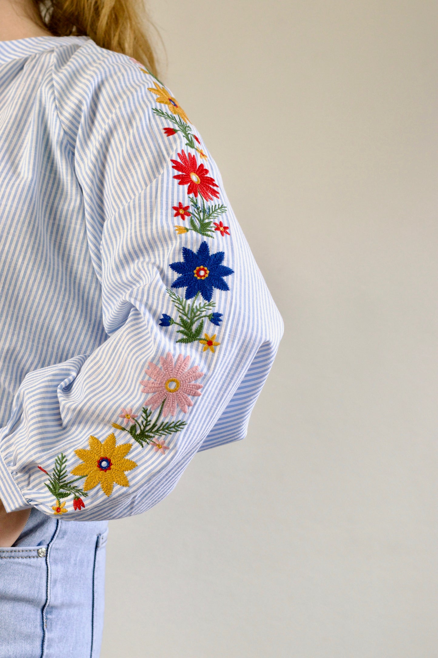 Blouse à broderies florales bleu clair Marina