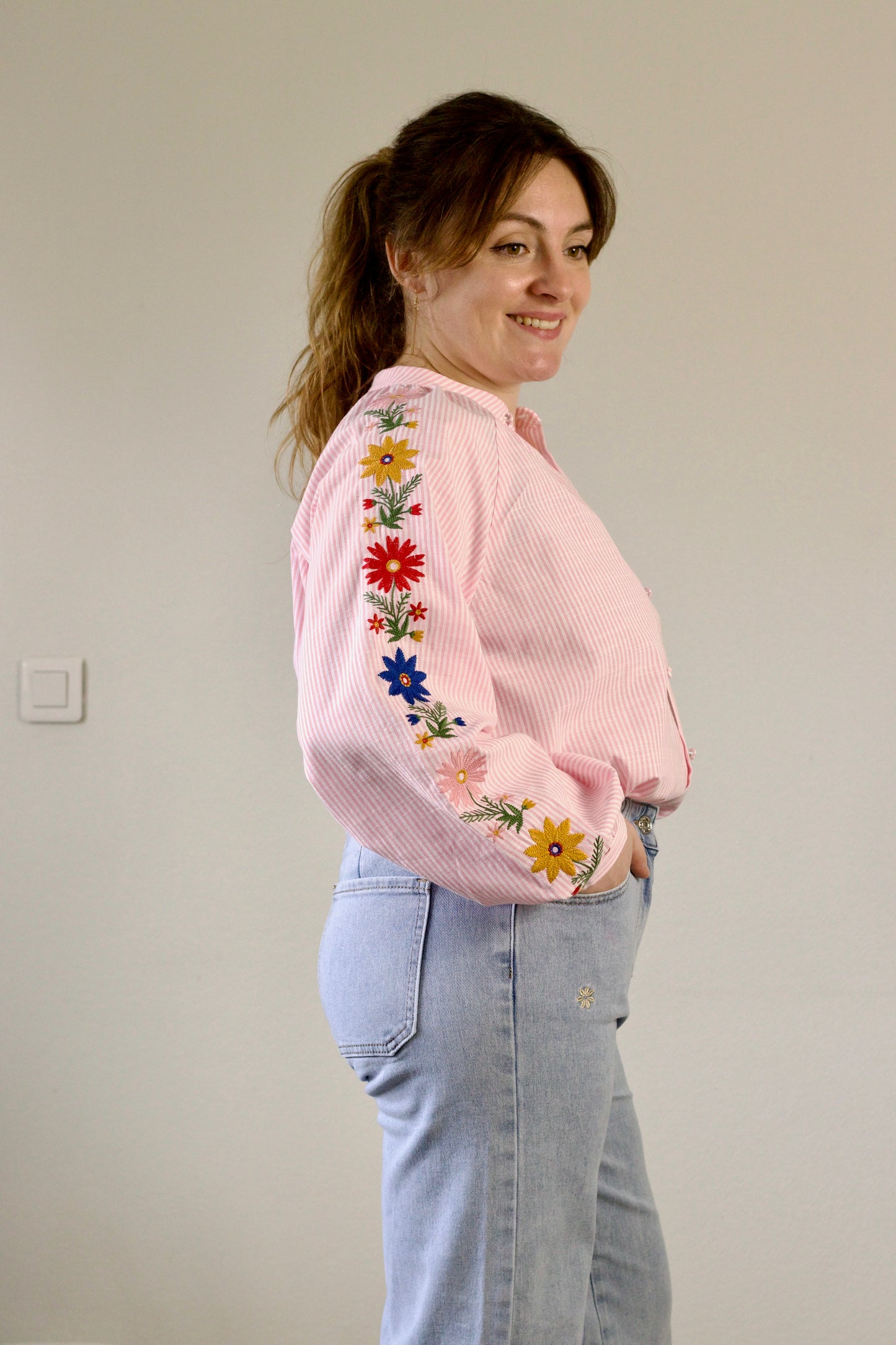 Blouse à broderies florales rose clair Marina