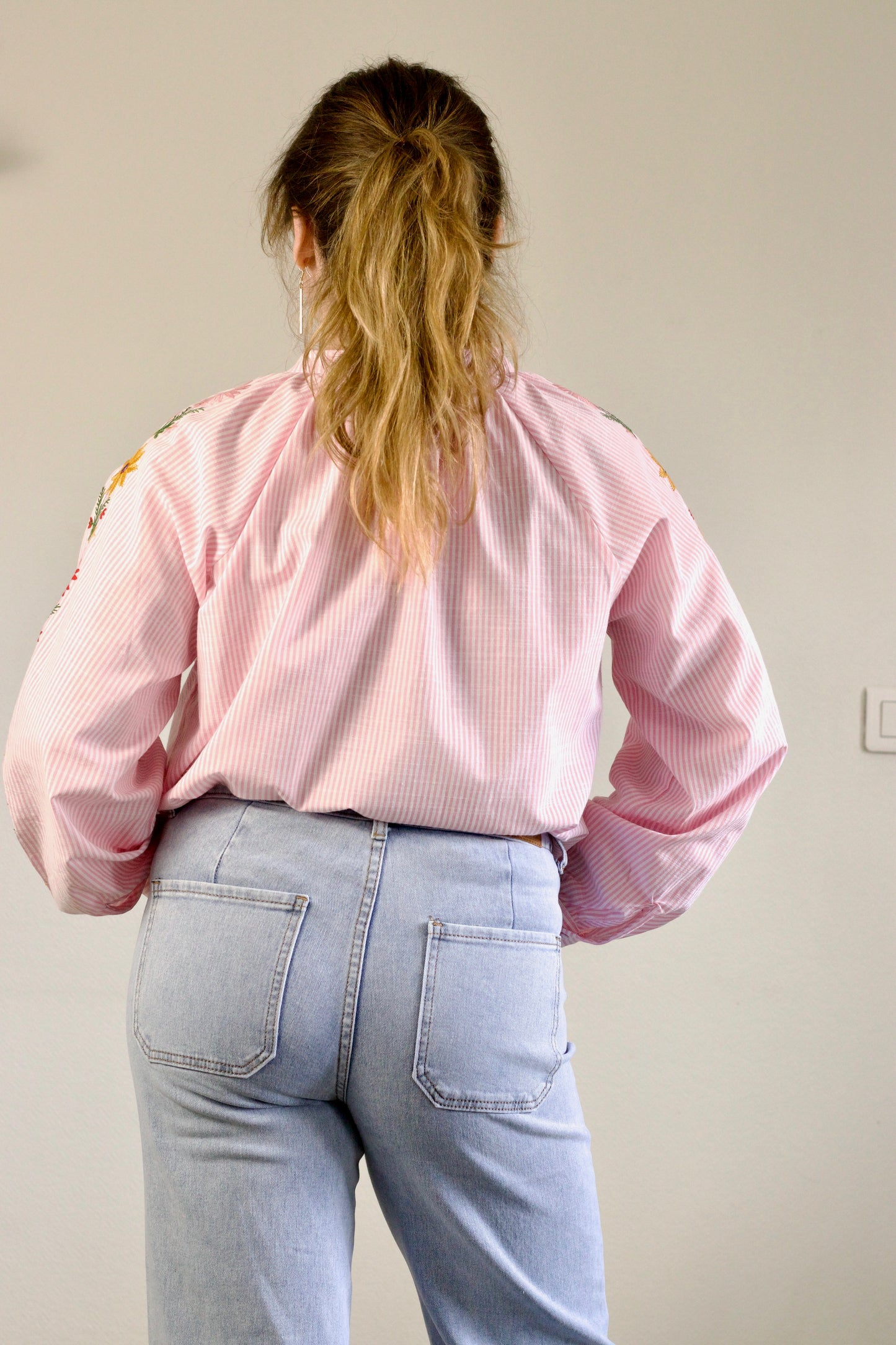 Blouse à broderies florales rose clair Marina