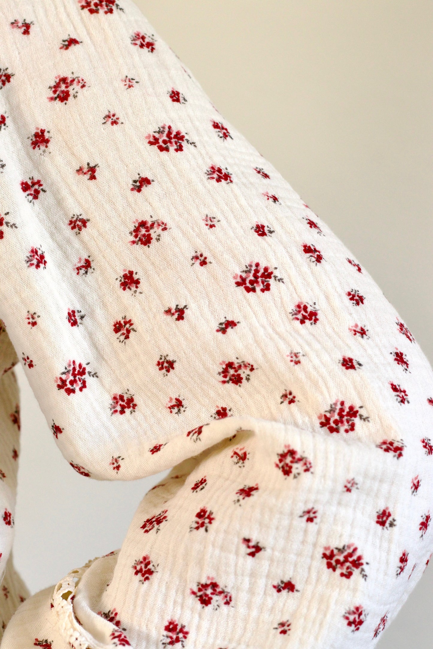 Blouse écrue à fleurs roses Doura