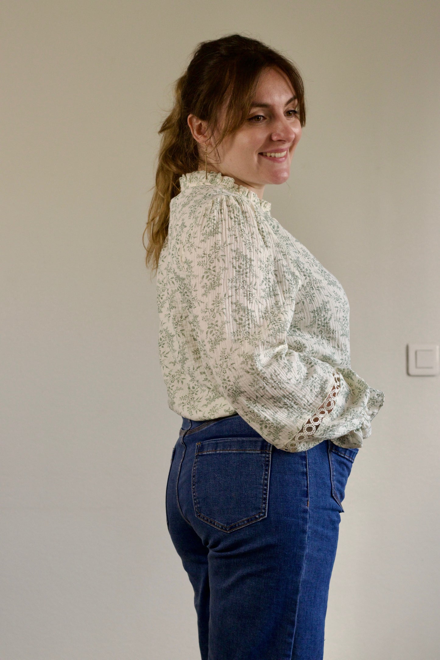 Blouse écrue à fleurs vert amande Doura