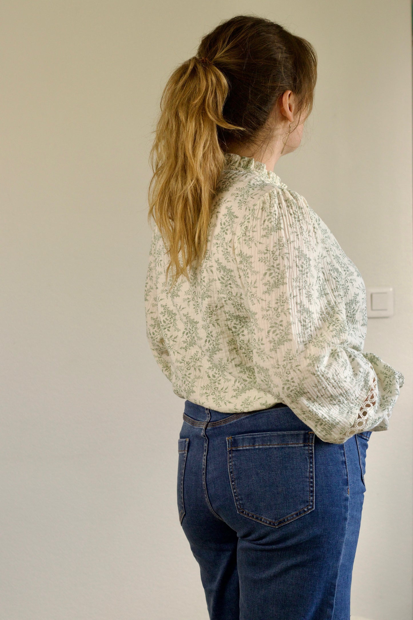 Blouse écrue à fleurs vert amande Doura