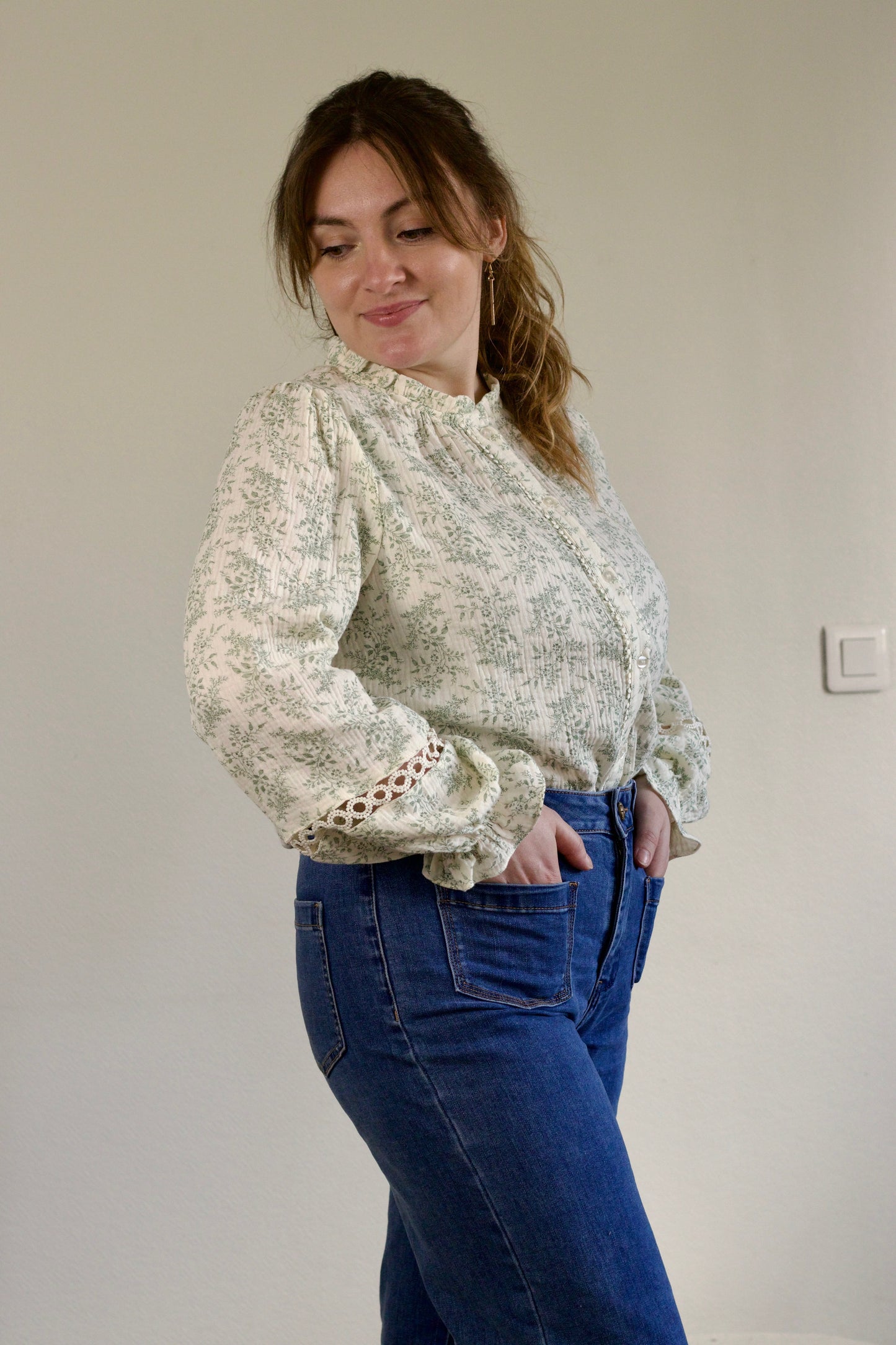 Blouse écrue à fleurs vert amande Doura