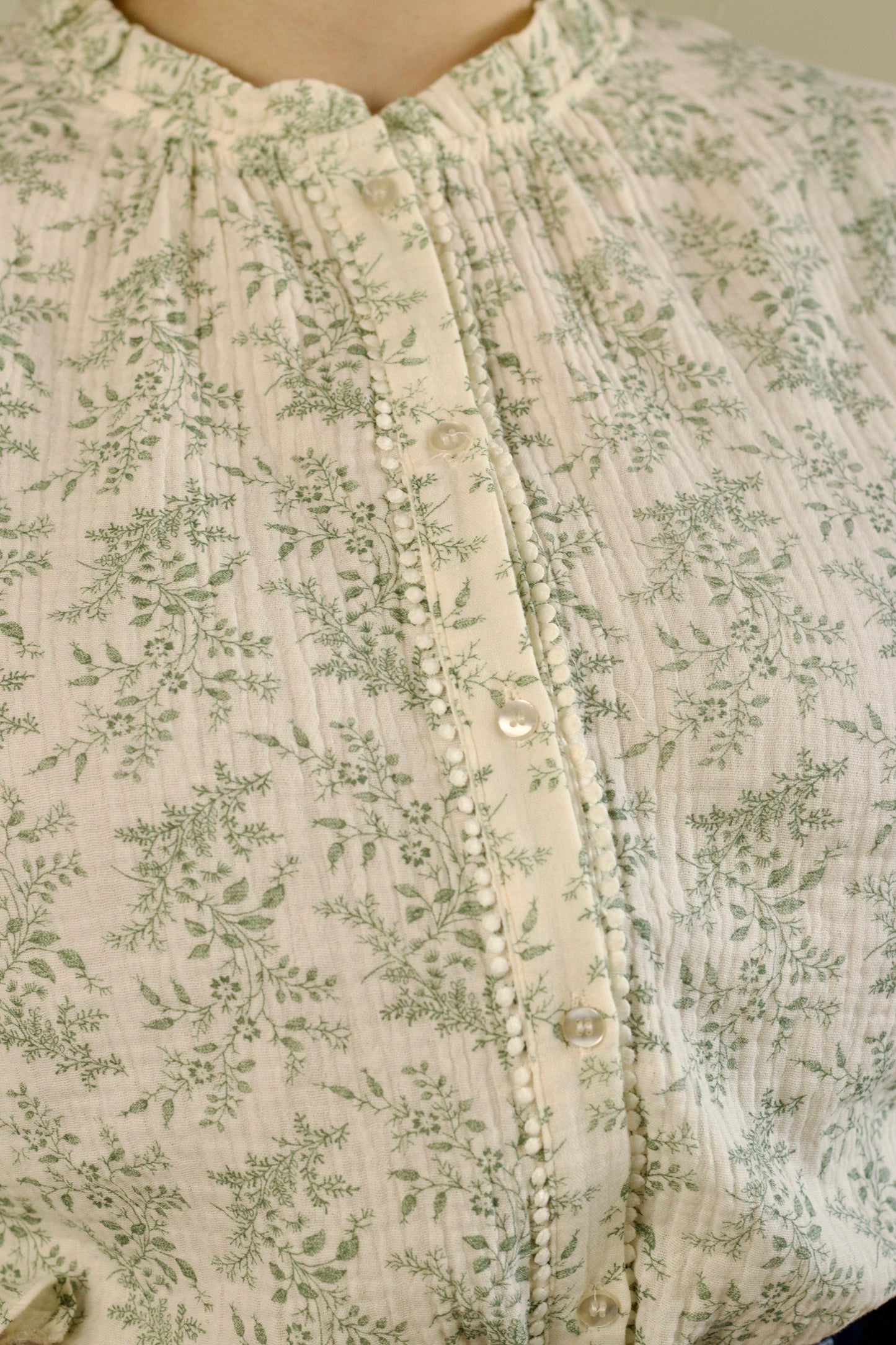 Blouse écrue à fleurs vert amande Doura