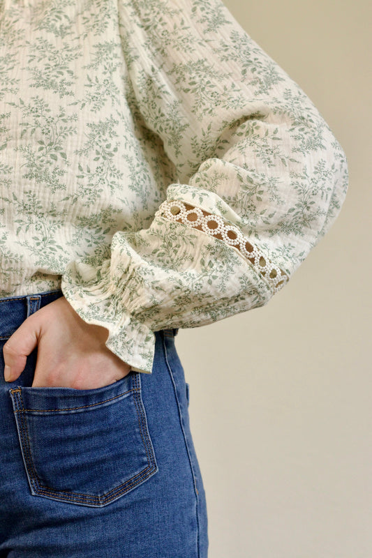 Blouse écrue à fleurs vert amande Doura