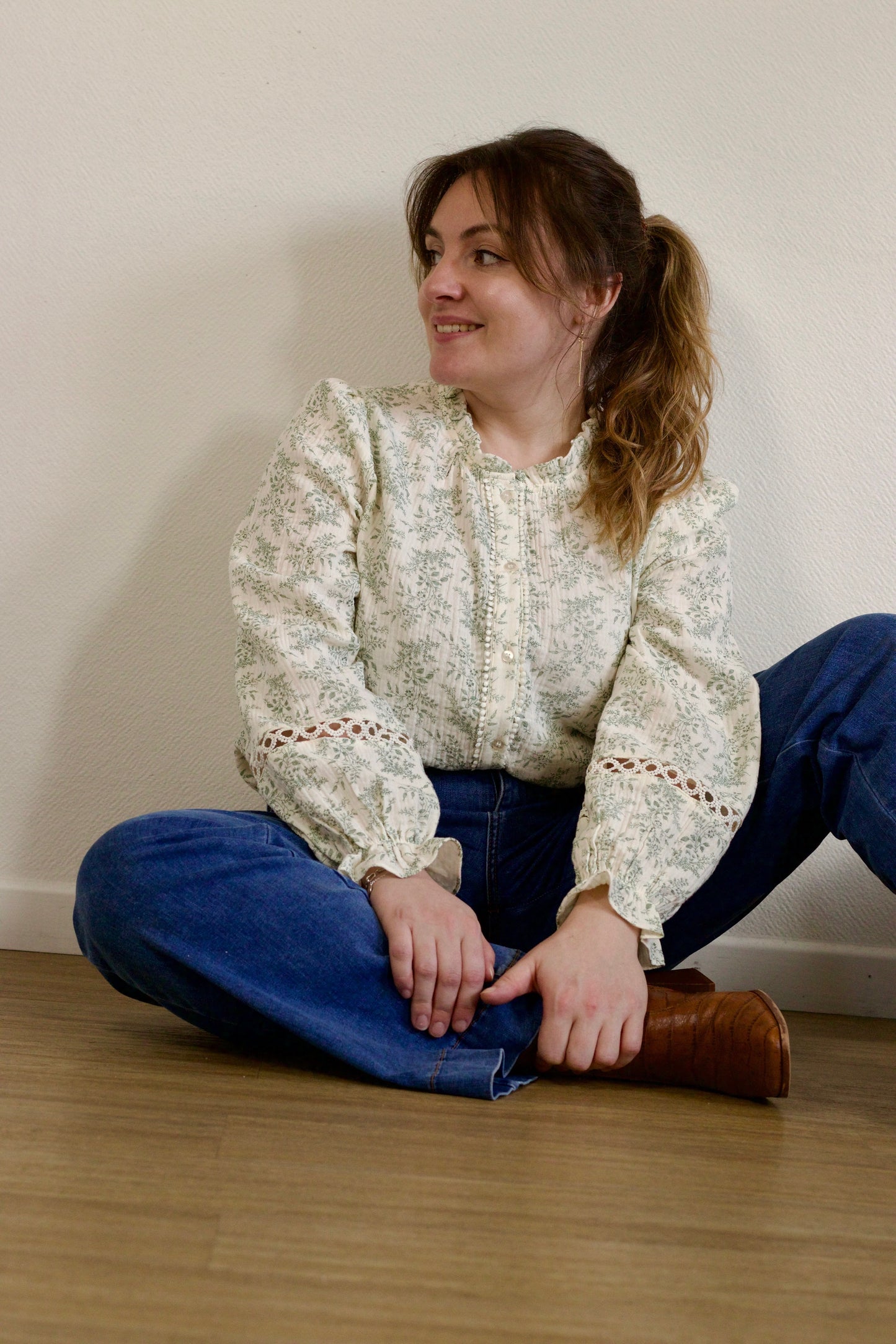 Blouse écrue à fleurs vert amande Doura