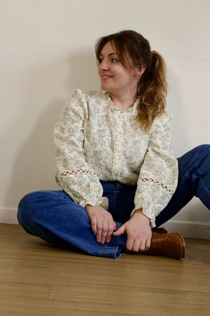 Blouse écrue à fleurs vert amande Doura
