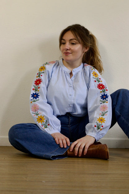 Blouse à broderies florales bleu clair Marina