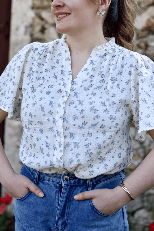 Blouse écrue à fleurs bleues clairs et col délicat en dentelle Elia
