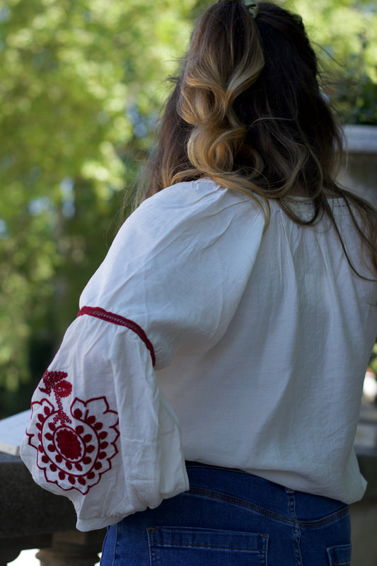 Blouse à broderies rouges Linda